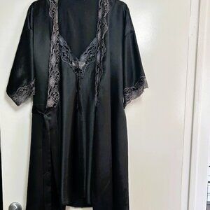 Park Avenue Ladies Night Slipgown and Robe Medium Black Laced read
